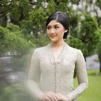 Ayunya Erina Gudono dibalut kebaya bernuansa hijau muda keabuan. Simpel, Erina memadukan penampilannya dengan bros emas dan kain batik cokelat sebagai rok. [Foto: Instagram/erinagudono]