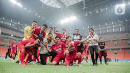 Kegembiraan tim Indonesia All Start U-20 usai menang melawan Bali United U-18 pada pertandingan International Youth Championship (IYC) 2021 di Jakarta International Stadium, Jakarta, Selasa (19/4/2022). Indonesia All Stars U-20 menang atas Bali United U-18 2-1. (Liputan6.com/Faizal Fanani)