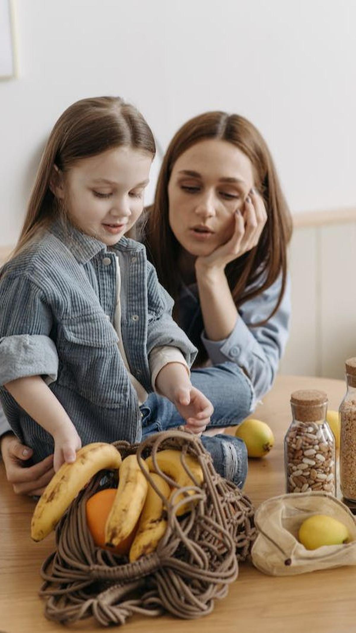 Tunjukkan saat-saat parents merasa marah atau frustasi dan katakan secara lantang. Seperti contoh, 'Wow, Mama marah sekali karena kucing itu mencuri ikan mama."