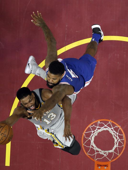 Duel pemain Cleveland Cavaliers, Tristan Thompson (kiri) dan pemain Philadelphia 76ers, Amir Johnson pada laga NBA basketball game di Quicken Loans Arena, Cleveland,  (1/2/2018).  Cavs kalah 97-108. (AP /Tony Dejak)