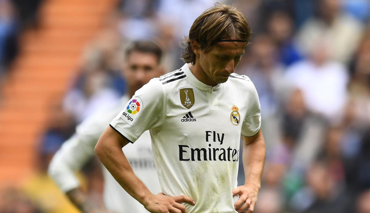 Gelandang Real Madrid, Luka Modric, tampak kecewa usai dikalahkan Levante pada laga La Liga Spanyol di Stadion Santiago Bernabeu, Madrid, Sabtu (20/10). Madrid kalah 1-2 dari Levante. (AFP/Gabriel Bouys)