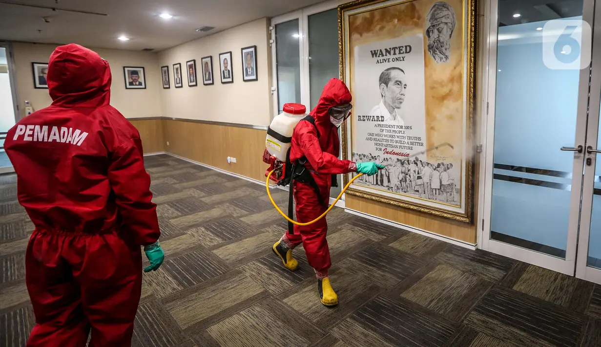 Petugas Suku Dinas Penanggulangan Kebakaran dan Penyelamatan (Damkar) Jakarta Pusat menyemprot disinfektan dan sterilisasi Gedung DPRD DKI Jakarta, Rabu (29/7/2020). Penyemprotan dilakukan setelah anggota DPRD DKI dan staf terpapar COVID-19. (Liputan6.com/Faizal Fanani)