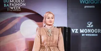 Dinda Hauw dan Rey Mbayang diketahui sedang berada di Dubai. Tak hanya sekedar liburan, rupanya Dinda Hauw mengisi acara sebagai model catwalk Dubai Modest Fashion Week. (Instagram/dazadiafashion).