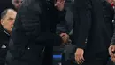 Pelatih MU, Jose Mourinho (kiri) berjabat tangan sambil berbicara dengan pelatih Chelsea, Antonio Conte usai pertandingan perempat final Piala FA di Stamford Bridge, London, (14/3). Chelsea menang 1-0 dan maju ke semi final. (AFP Photo / Glyn Kirk)