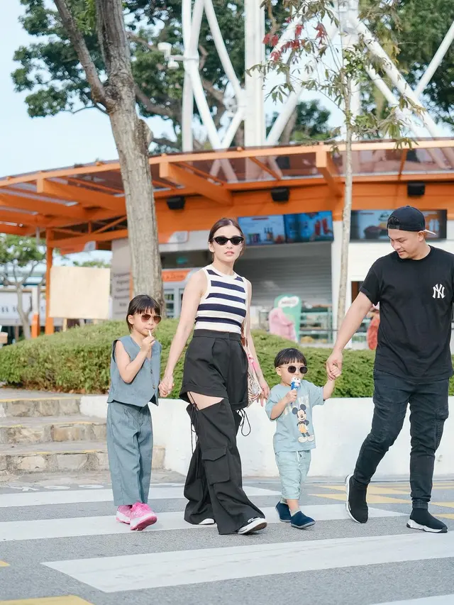 8 Gaya Modis Chelsea Olivia Layaknya ABG Saat Liburan di Singapura