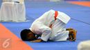 Ahmad Zigi Zaresta bersujud usai memastikan kemenangan di final Junior Kata Male di WKF World Junior, Cadet and U-21 Championship 2015 di ICE Serpong, Kamis (12/11/2015). Zigi menyumbang emas pertama bagi Indonesia. (Liputan6.com/Helmi Fithriansyah)