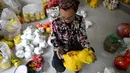 Perajin memeriksa patung-patung babi tanah liat yang berwarni-warni menjelang Tahun Baru Imlek atau Tet di bengkelnya, Hanoi, 23 Januari 2019. Penduduk Vietnam bersiap merayakan Tahun Baru Imlek 2019 yang merupakan tahun shio babi tanah. (Nhac NGUYEN/AFP)