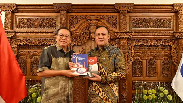 Firli Bahuri, Ketua Komisi Pemberantasan Korupsi (KPK) RI bersama Dubes Gandi Sulistiyanto di Wisma Dubes RI. (Dok KBRI Seoul)