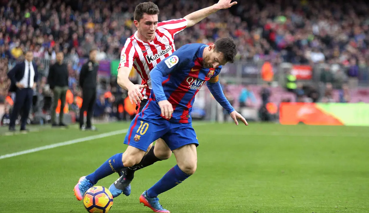 Bintang Barcelona, Lionel Messi, berusaha melewati hadangan bek Athletic Bilbao, Aymeric Laporte. Pada laga ini Barca turun dengan formasi 4-3-3, sementara Bilbao menggunakan skema 4-2-3-1. (EPA/Toni Albir)