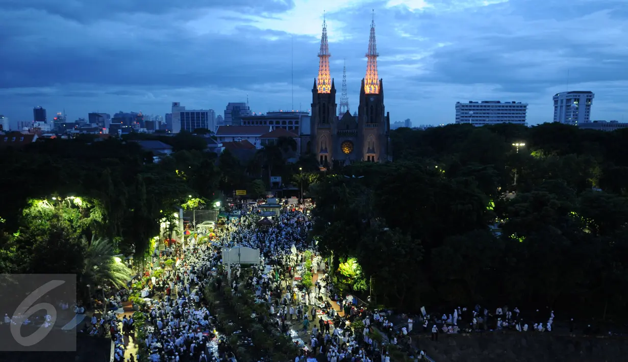 Pemandangan ribuan peserta demo 2 Desember memadati Masjid Istiqlal, Jakarta, Jumat (2/12). Usai melaksanakan salat subuh, peserta Aksi Bela Islam Jilid III bergerak menuju lapangan Monas untuk menggelar aksi super damai 212. (Liputan6.com/Gempur M Surya)