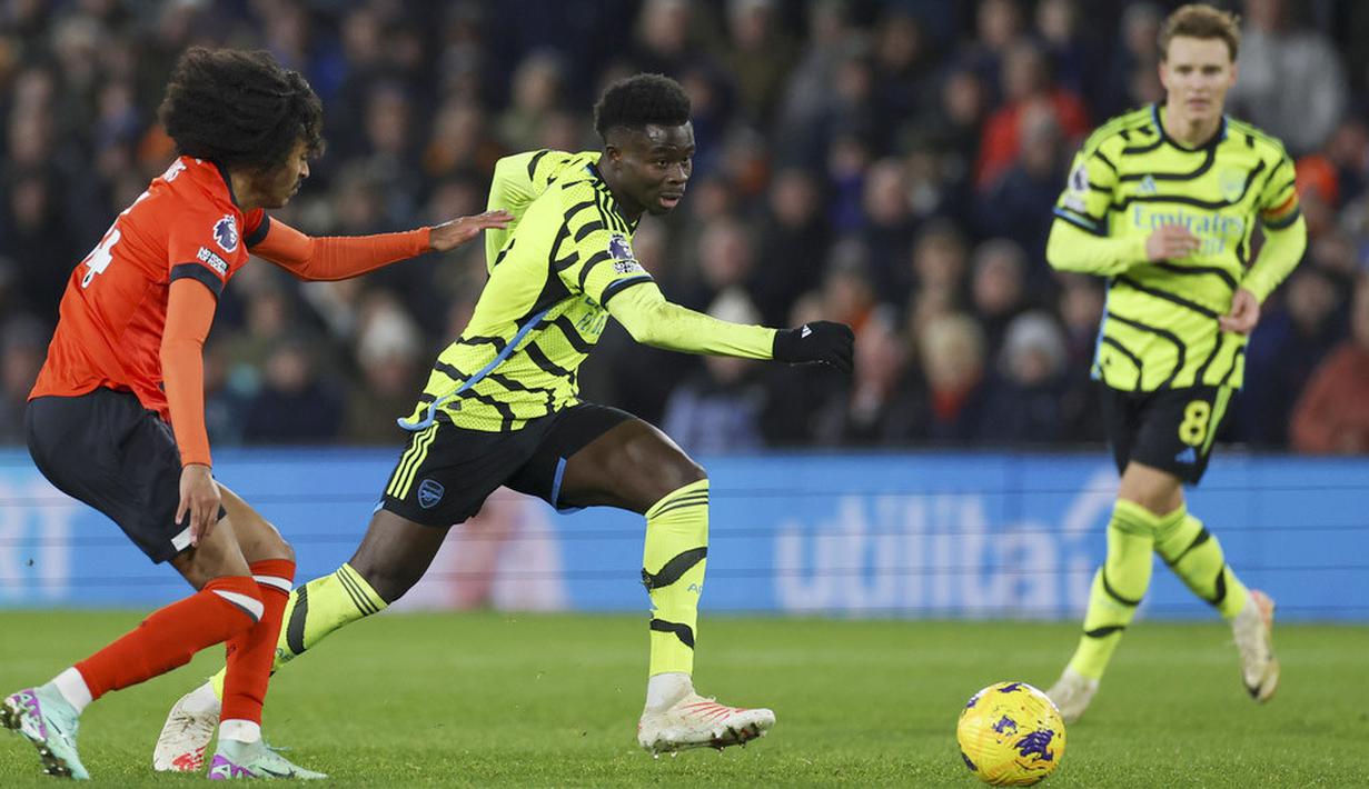 Bukayo Saka berpikir cepat kala memberi assist untuk gol pembuka Martinelli. Pemain lincah itu kerap membuat lini belakang Luton kewalahan. (AP Photo/Ian Walton)