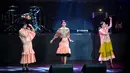 Konser 3Diva, dibuka dengan penampilan trio vocal Dara Jana. Grup yang dibentuk oleh salah satu personel 3 Diva, Titi DJ. Grup itu membawakan delapan lagu. (Adrian Putra/Bintang.com)