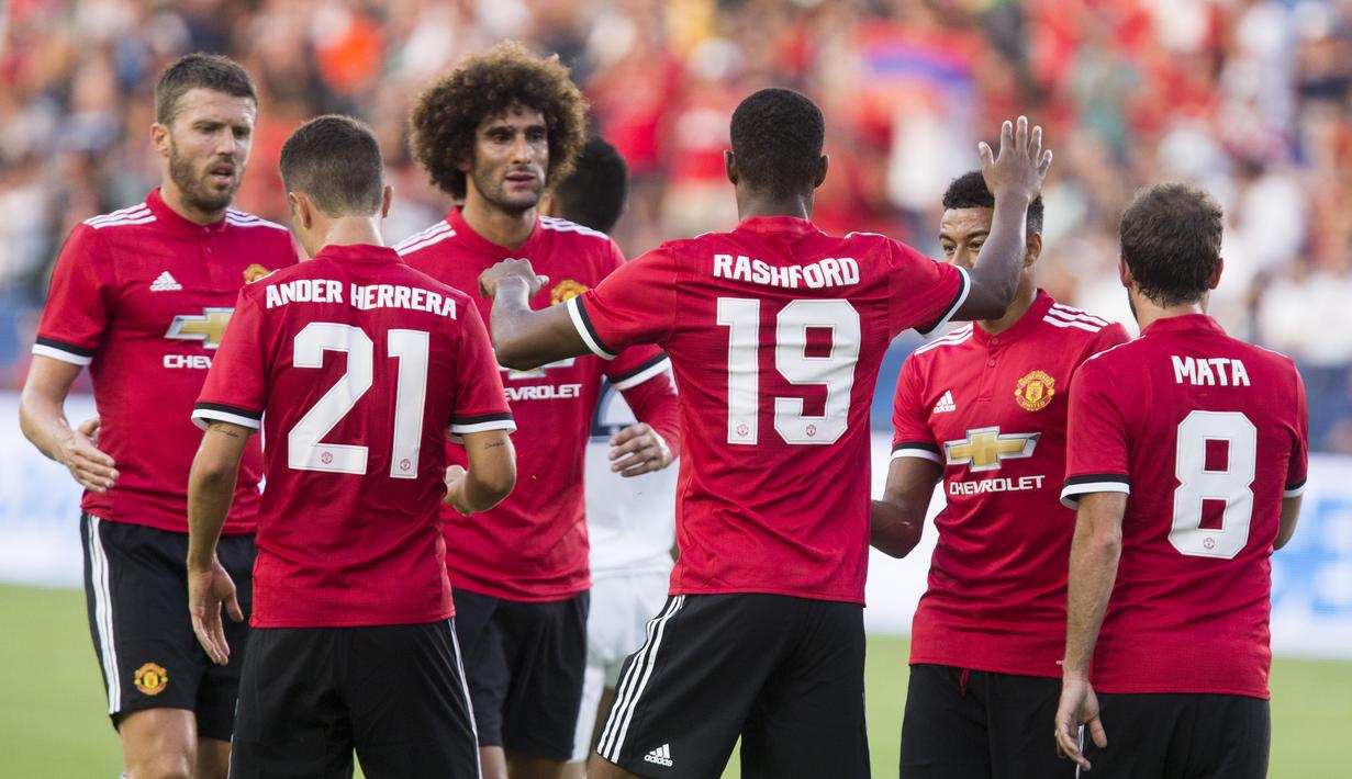 Para pemain Manchester United merayakan gol Marcus Rashford saat melawan LA Galaxy pada laga persahabatan di StubHub Center, California, Sabtu (15/7/2017). MU menang 5-2. (AFP/Ringo Chiu)