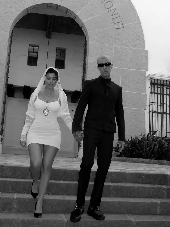 Selebrasi Sederhana Kourtney Kardashian Menikah Secara Legal dengan Travis Baker, Kenakan Gaun Mini dan Veil Dramatis