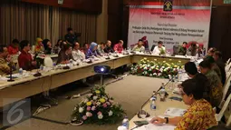 Menteri Hukum dan HAM Yasonna Laoly saat rapat koordinasi di Bogor, Jawa Barat, Jumat (23/9) malam. Selain itu juga membahas revisi peraturan pemerintah mengenai pemberian remisi terhadap narapidana kasus korupsi. (Liputan6.com/Angga Yuniar)