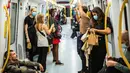 Orang-orang memakai masker di kereta metro di Kopenhagen pada Sabtu (22/8/2020) dini hari. Pemerintah Denmark telah mewajibkan pemakaian masker atau penutup wajah di transportasi umum untuk mencegah penyebaran Covid-19 mulai Sabtu (22/8) ini.  (Olafur STEINAR GESTSSON/Ritzau Scanpix/AFP)