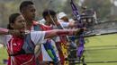 Para pepanah bersiap melepas anak panah saat pemusatan latihan jelang Asian Games XVIII di Lapangan Panahan Senayan, Jakarta, Rabu (6/6/2018). Cabang panahan menargetkan satu medali emas pada Asian Games. (Bola.com/Vitalis Yogi Trisna)