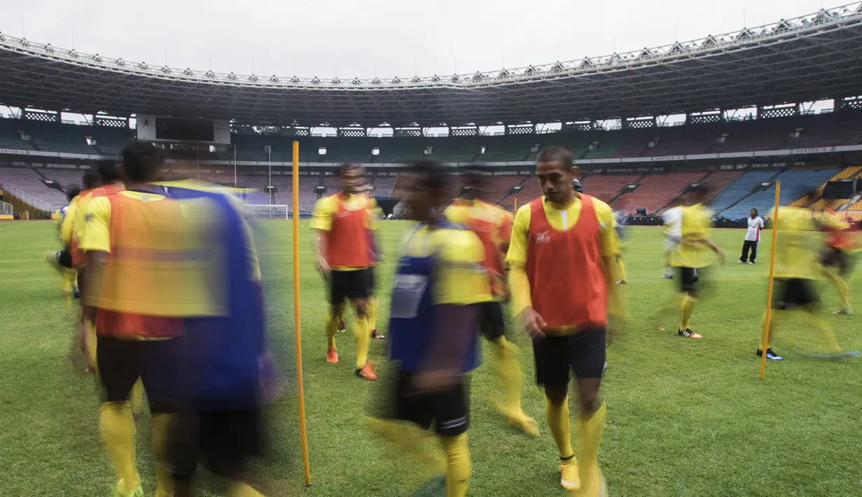 Para pemain Semen Padang berlatih jelang laga final Piala Jenderal Sudirman melawan Mitra Kukar di Stadion Gelora Bung Karno, Jakarta, Sabtu (23/1/2016). (Bola.com/Vitalis Yogi Trisna) 