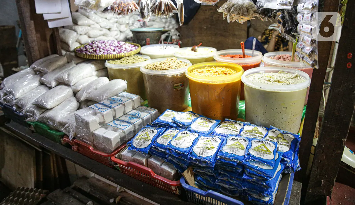 Berbagai bumbu dapur dijual di Pasar Tebet Timur, Jakarta, Jumat (11/6/2021). Kementerian Keuangan menyatakan kebijakan tarif Pajak Pertambahan Nilai (PPN), termasuk soal penerapannya pada sembilan bahan pokok (sembako), masih menunggu pembahasan lebih lanjut. (Liputan6.com/Faizal Fanani)
