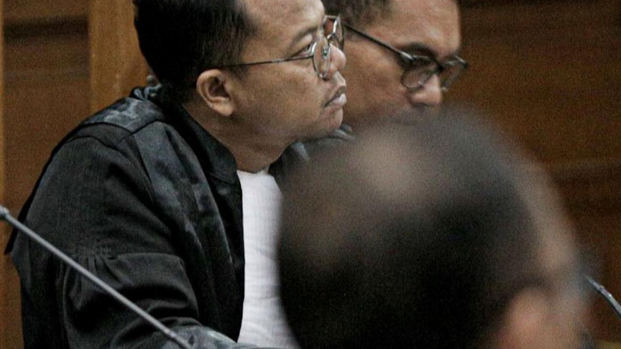 Jaksa penuntut umum pada KPK menuntut Rafael Alun dengan hukuman 14 tahun penjara dan denda Rp1 miliar atau 6 bulan kurungan, serta membayar uang pengganti sebesar Rp18,994.806.137.