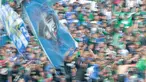 Teriakan Bonek saat Rishadi Fauzi membobol gawang PSPS Riau pada laga 8 Besar Liga 2 Grup Y di Stadion GBLA, Bandung, Sabtu (18/11/2017). Persebaya Menang 1-0. (Bola.com/Nicklas Hanoatubun)