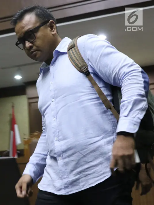 Terdakwa dugaan korupsi E-KTP, Irvanto Hendra Pambudi usai menjalani sidang tuntutan di Pengadilan Tipikor, Jakarta, (6/11). Irvanto Hendra Pambudi dituntut 12 tahun penjara, denda Rp 1 miliar subsider 6 bulan. (Liputan6.com/Helmi Fithriansyah)