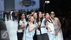 Artis sekaligus Desainer Luna Maya berselfie bersama para artis saat membawakan busana bertema midnight bloom di Jakarta Fashion Week (JFW) 2016, Senayan city, Jakarta (25/10/2015). (Liputan6.com/Herman Zakharia)