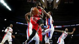 Guard Houston Rockets, James Harden, berusaha mencetak angka ke jaring Detroit Pistons dalam laga babak reguler NBA 2016-2017 di The Palace of Auburn Hills, Michigan, Selasa (22/11/2016) WIB. (AP Photo/Paul Sancya)