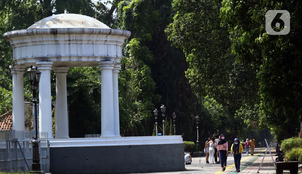 Warga berjalan di pedestrian seputaran Istana dan Kebun Raya Bogor, Jawa Barat, Sabtu (19/9/2020). Sebagai upaya pencegahan penularan COVID-19, Pemkot Bogor menutup sementara pedestrian seputaran Istana dan Kebun Raya Bogor pada Sabtu dan Minggu di masa PSBMK. (Liputan6.com/Helmi Fithriansyah)