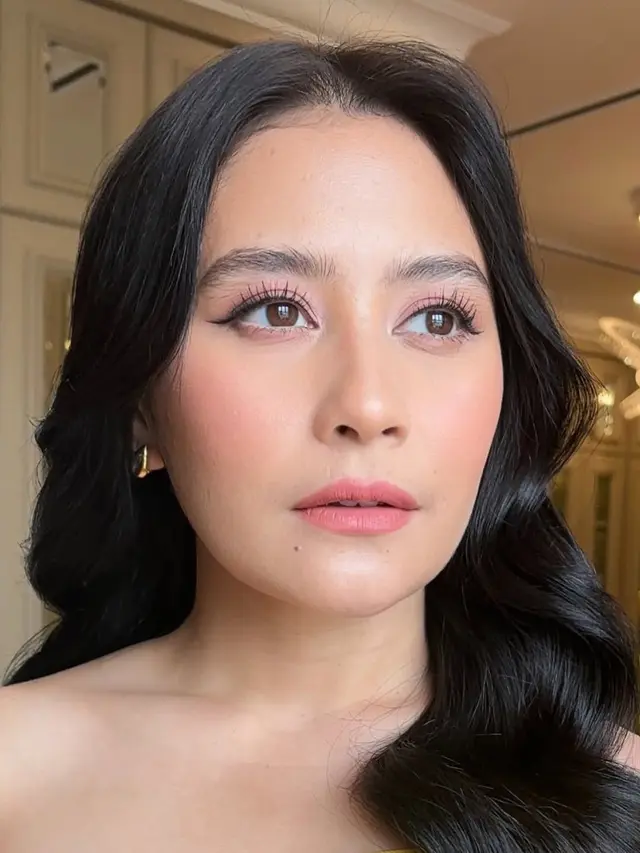 Bak Princess Belle, Prilly Latuconsina Tampil Memesona dengan Gaun Kuning dan Riasan Natural dari Implora