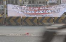 FOTO: Lewat Spanduk, Masyarakat Desak Pemerintah Tangkap dan Penjarakan Bandar Judi Online