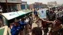 Orang-orang membawa peti jenazah puluhan bocah di Yaman korban serangan koalisi Arab Saudi, pada pemakaman di Saada, Senin (13/8). Anak-anak itu sedang dalam perjalanan menumpang sebuah bus ketika mereka jadi sasaran serangan. (AP/Hani Mohammed)
