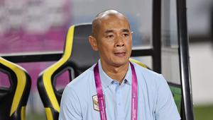 Pelatih Timnas Indonesia U-17, Kurniawan Dwi Yulianto saat memimpin tim asuhannya menghadapi Malaysia dalam laga kedua Grup A Piala AFF U-17 2026 di Stadion Gelora Joko Samudro, Gresik, Kamis (16/4/2026). (Bola.com/M. Iqbal Ichsan)