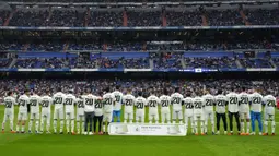 Sejumlah pemain Real Madrid mengenakan jersey Vinicius Jr pada laga lanjutan Liga Spanyol 2022/2023 antara Real Madrid melawan Rayo Vallecano pada Kamis (25/05/2023) dini hari WIB. Los Blancos memberikan aksi solidaritas sebelum laga tersebut setelah pemain Brasil itu menjadi korban rasisme pada Minggu (21/05/2023) lalu. (AP Photo/Manu Fernandez)