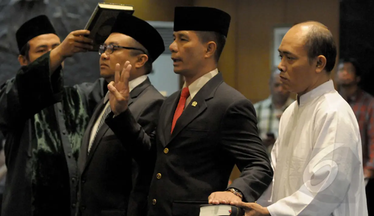 Ferry Kase (kedua kanan) dan Abdul Aziz (kedua kiri) diambil sumpahnya saat dilantik menjadi anggota MPR, Jakarta, Kamis (22/1/2015). (Liputan6.com/Andrian M Tunay)