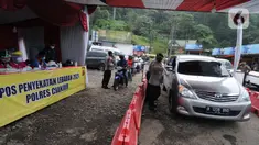 Suasana Pos Penyekatan Lebaran 2021 di Ciloto, Cianjur, Jawa Barat (9/5/2021). Pos penyekatan di parbatasan Bogor dan Cianjur selama 24 jam ini ditujukan kepada kendaraan para pemudik yang selanjutnya akan memutar balik para pemudik dalam upaya pengendalian COVID-19. (merdeka.com/Arie Basuki)
