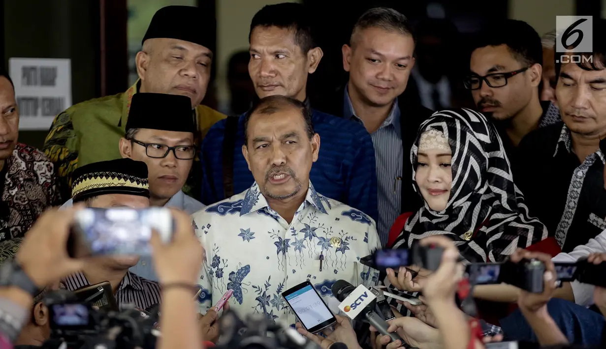 Wakil Ketua DPD RI Nono Sampono memberikan keterangan usai sidang putusan gugatan atas pengambilan sumpah pimpinan DPD RI oleh Wakil Ketua MA di PTUN Jakarta, Kamis (8/6). Majelis Hakim memutuskan menolak gugatan GKR Hemas. (Liputan6.com/Faizal Fanani)