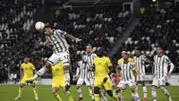 Gelandang Juventus, Leandro Paredes menyundul bola saat menghadapi Nantes pada.leg pertama play-off babak gugur Liga Europa 2022/2023, Jumat (17/2/2023) dini hari WIB. (Fabio Ferrari/LaPresse via AP)
