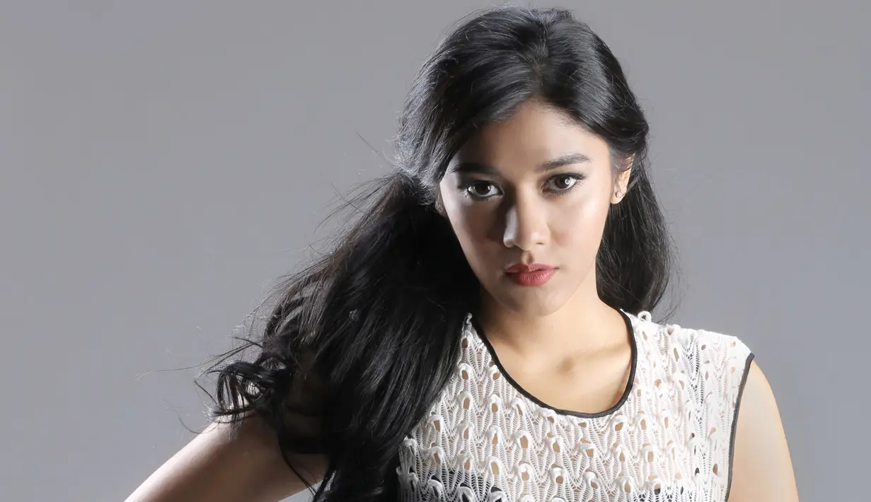 Ia mengaku cocok dengan kekasihnya sekarang ini. Selain ngobrol yang menyenangkan, ia mengaku mendapatkan, teman, musuh dalam argumen dan masih banyak lagi. Dan suka humor. (Bambang E. Ros/Bintang.com)