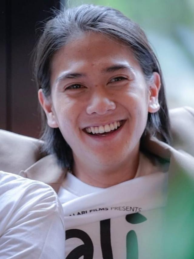 6 Potret Gaya Rambut Gondrong Iqbaal Ramadhan, Selalu Curi Perhatian