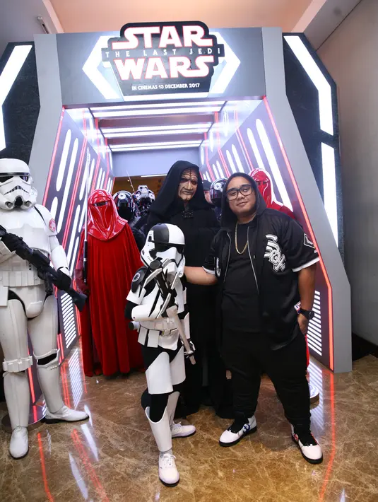 Malam itu, Igor didampingi Aaron Miguel Penyami, yang berdandan seorang stormtrooper lengkap dengan helm. Menurut penyanyi yang juga bermain dalam film 5 cm itu, kostum dibuat sendiri. (Nurwahyunan/Bintang.com)
