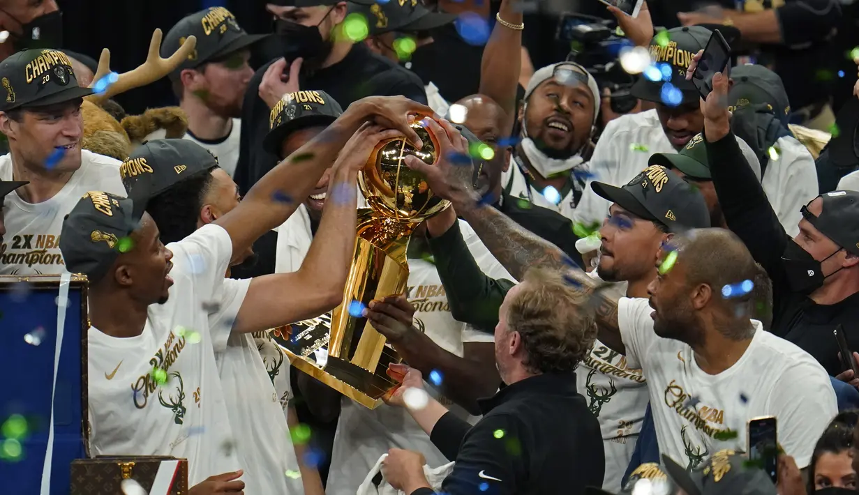 Para pemain Milwaukee Bucks merayakan dengan trofi juara setelah mengalahkan Phoenix Suns di Game 6 Final NBA bola basket di Milwaukee, Selasa (20/7/2021). Gim keenam grand final, mereka berhasil menumbangkan Phoenix Suns dengan skor 105-98, menjadikan skor akhir 4-2. (AP Photo/Paul Sansya)