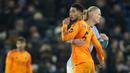 Pemain Real Madrid, Jude Bellingham berpelukan dengan pemain Manchester City, Erling Haaland dalam laga leg 1 babak playoff Liga Champions 2024/2025 di Etihad Stadium, Manchester, Inggris, Rabu (12/02/2025) WIB. (AP Photo/Dave Thompson)