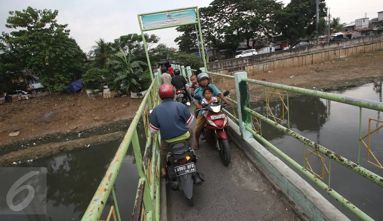 Suasana jembatan penyebrangan KBB di kawasan Tanah Abang, Jakarta, Jumat (30/12).Tidak tersedianya fasilitas penyeberangan lain membuat warga serta pengendara harus berbagi jalan di jembatan yang sempit tersebut. (Liputan6.com/Immanuel Antonius)