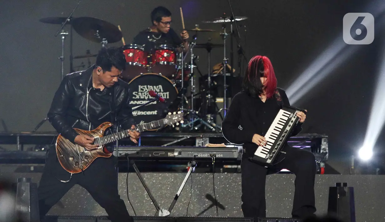Penyanyi Isyana Sarasvati tampil memeriahkan Festival Musik Soundrenaline di Allianz Ecopark, Ancol, Jakarta Utara, Minggu (27/11/2022). Isyana Sarasvati tampil memeriahkan Soundrenaline 2022 dengan lagu Il Sogno, Untuk Hati Yang Terluka, Lexicon, dan Sikap Duniawi. (Liputan6.com/Herman Zakharia)