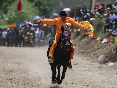Seorang peserta bersaing dalam pacuan kuda di Lhasa, Daerah Otonom Tibet, China barat daya, 8 Agustus 2020. (Xinhua/Purbu Zhaxi)