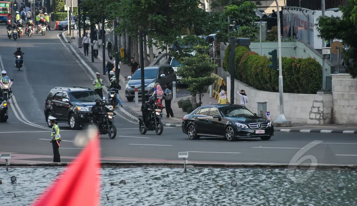Sejumlah petugas terlihat berjaga saat iring-iringan kendaraan delegasi Konferensi Asia Afrika melintasi kawasan Bundaran HI, Jakarta, Selasa (22/4/2015). (Liputan6.com/Faizal Fanani)