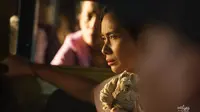 Marsha Timothy dalam salah satu adegan film Marlina si Pembunuh dalam Empat Babak. (Istimewa)