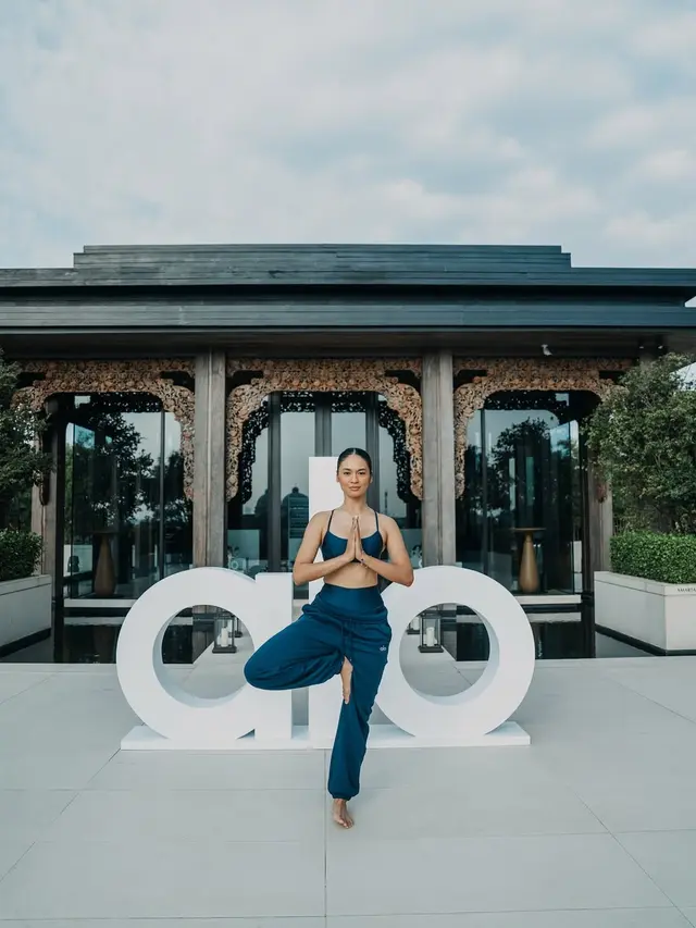 Potret Tubuh Kekar Hana Malasan Berbalut Athleisure Saat Yoga Bareng Kekasih