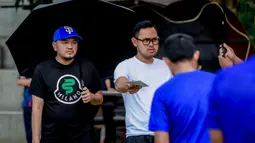 Presiden Arema FC, Gilang Widya Pramana, didampingi manajer tim, Ali Rifki, membagikan THR untuk para pemain Arema FC setelah sesi latihan perdana Singo Edan, Selasa (10/5/2022). (Bola.com/Iwan Setiawan)